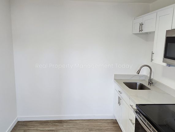 3rd image of 802 E 34th St #11