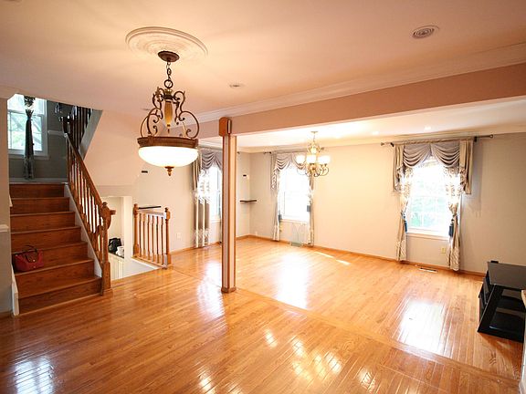 4th image of 632 Ivy League Ln