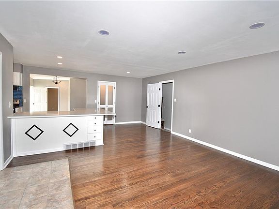 3rd image of 9624 Grandview Dr