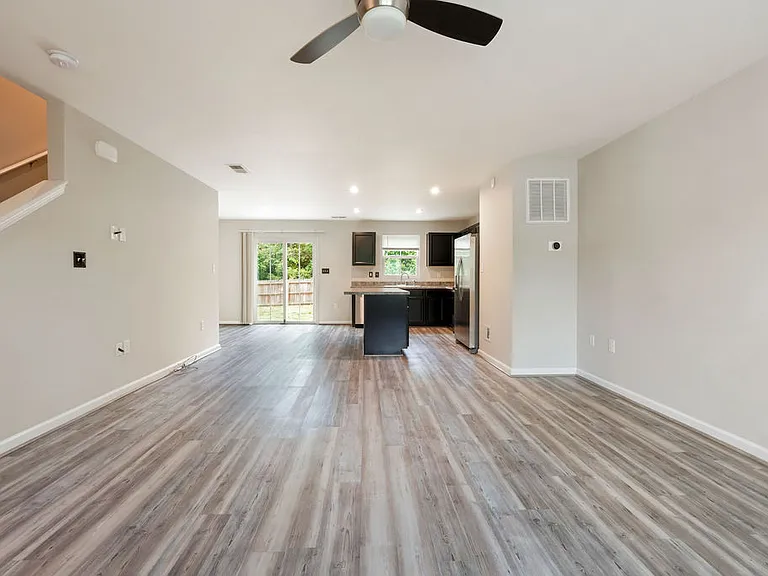 5626 Noble Ave — Photo 5