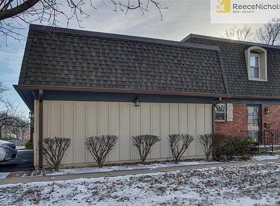 Great end unit with 2 car attached garage!