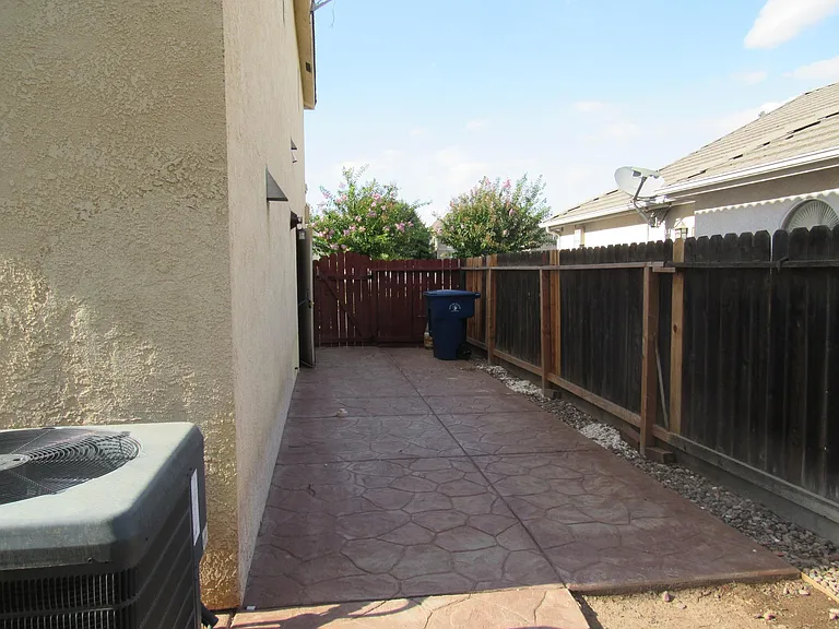 1940 Lawrence Ave — Photo 16