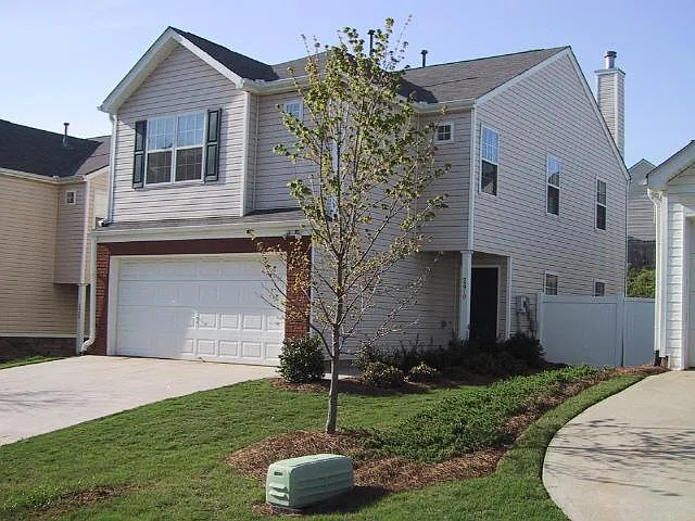 3 bed, 2.5 bath, 1350 sqft, $2,150 — Photo 2