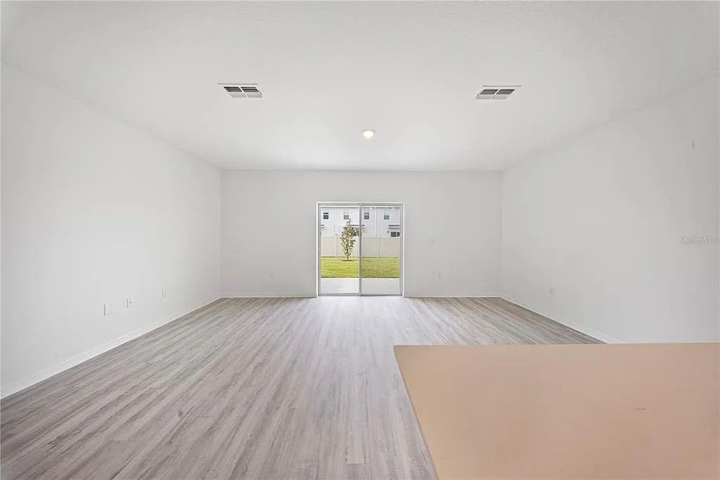 3 bed, 2.5 bath, 1464 sqft, $1,975 — Photo 3