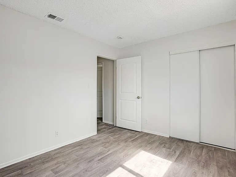 Windsor Arms Apartments — Photo 23