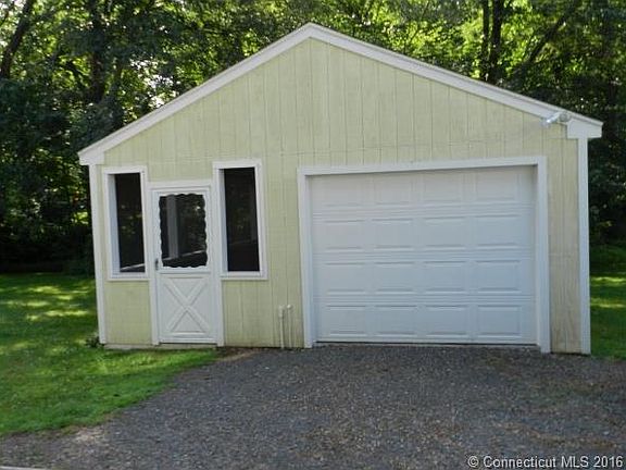 This garage has lots of sto...