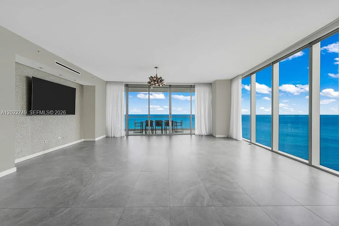 Turnberry Ocean Club — Photo 3