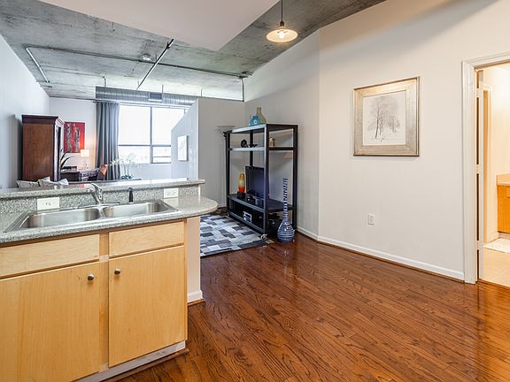 3rd image of 115 W Peachtree Pl NW Unit 411