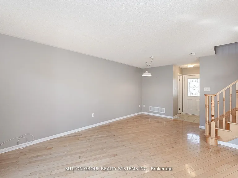 1152 Riddell Cres — Photo 8