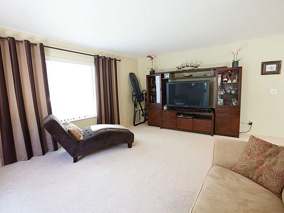 4th image of 809 N Hobson Ave