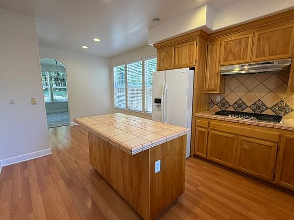 4th image of 567 Jorgensen St