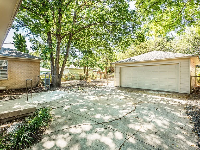 511 Classen Dr — Photo 20