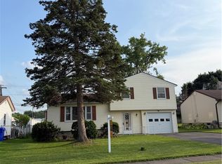 11 Morningstar Dr, Rochester, NY 14606