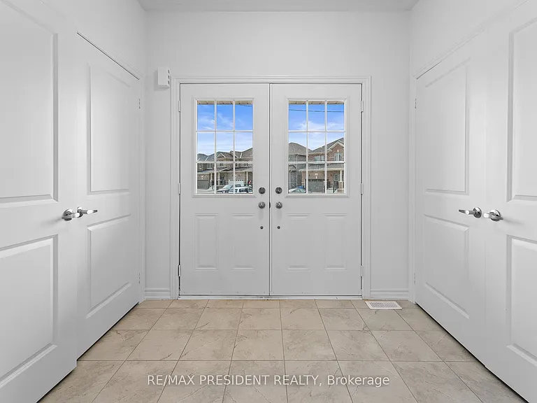 335 Russell St — Photo 2