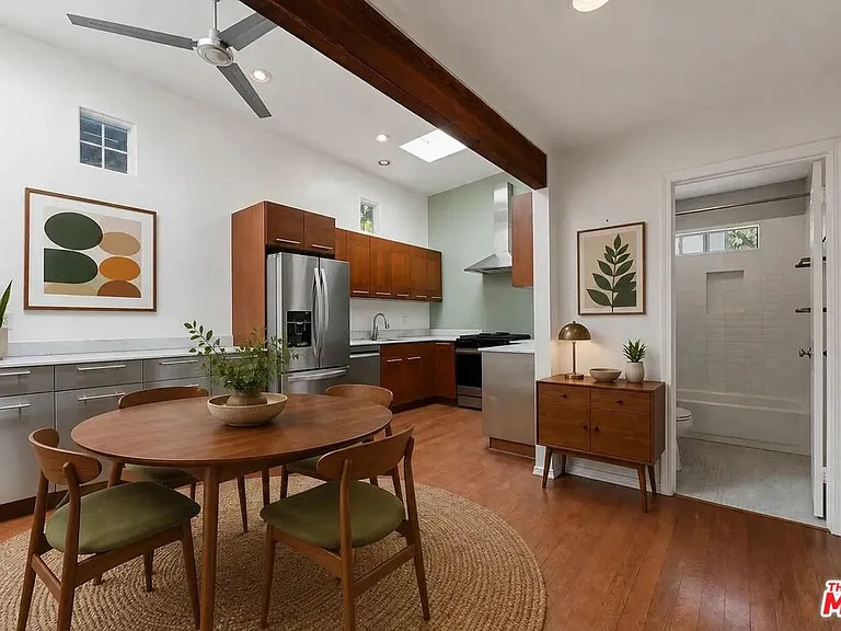 422 James St — Photo 2