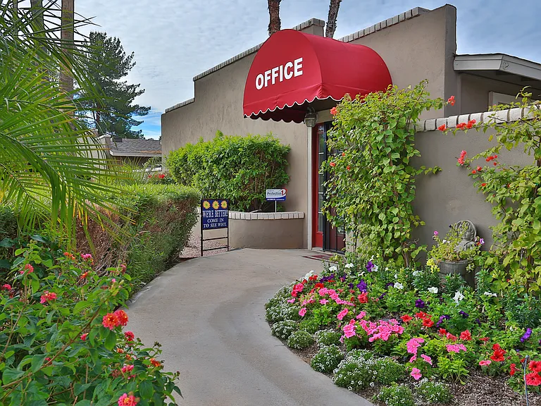 Camelback Courtyard — Photo 10