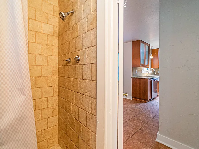 628 W Comanche St — Photo 21