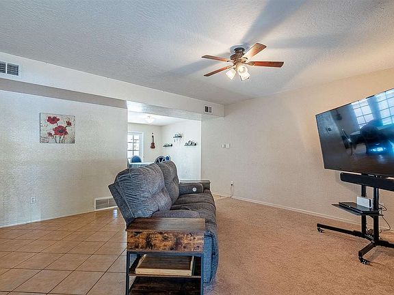 3rd image of 511 E Robin Ln