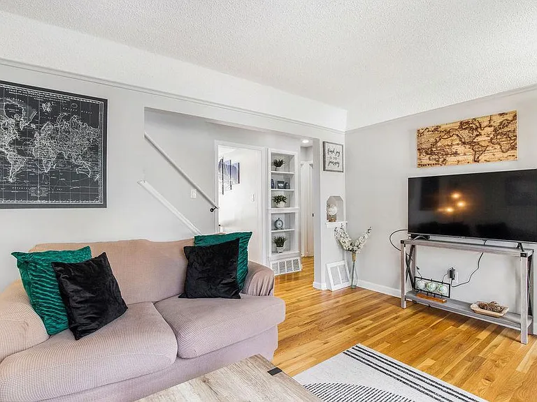 2024 Rowland Ave — Photo 3