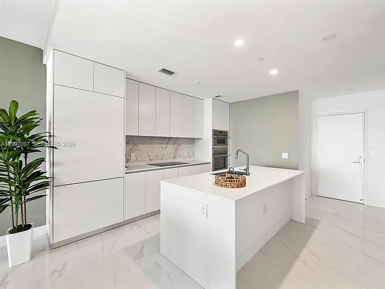 700 NE 24th St #606 — Photo 10