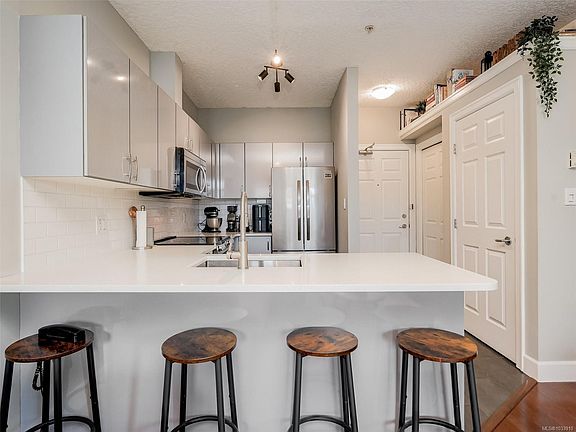 5th image of 76 Gorge Rd W #204