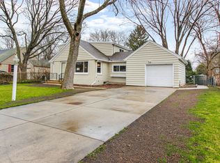 7620 N Fairchild Rd, Fox Pt, WI 53217