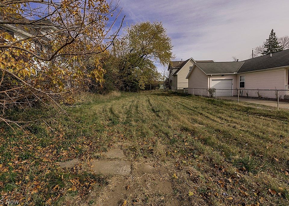 2nd image of 861 Lakeview Rd