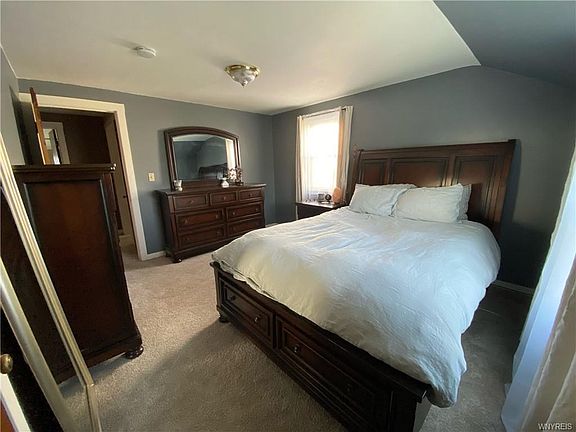5th image of 140 Mayville Ave