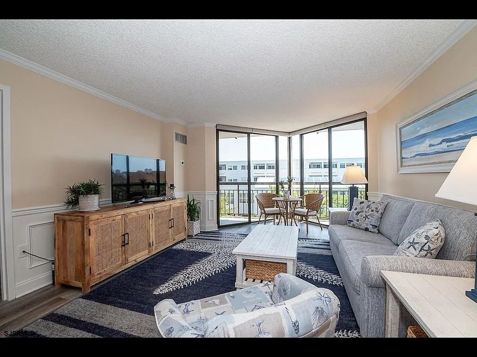 935 Ocean Ave #528
