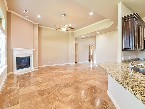 3rd image of 79 Ruskin Dr W