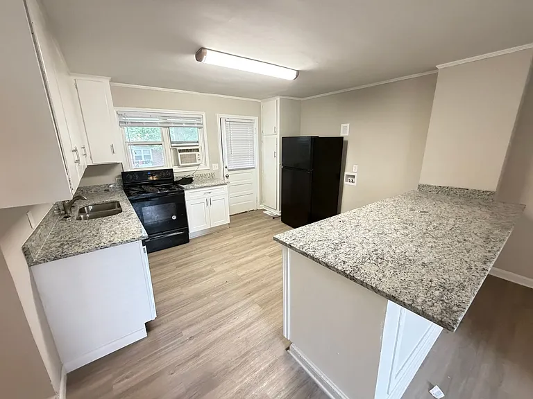 1404 Oakwood Ave — Photo 4
