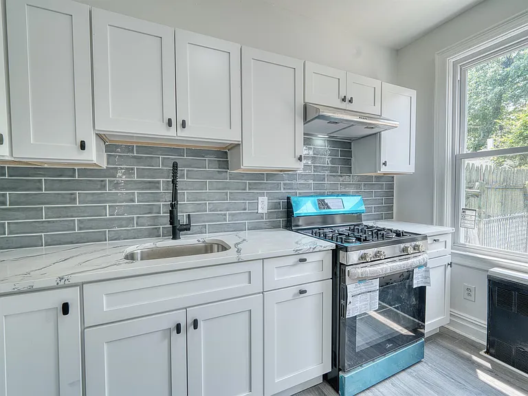 175 Zabriskie St #1 — Photo 3
