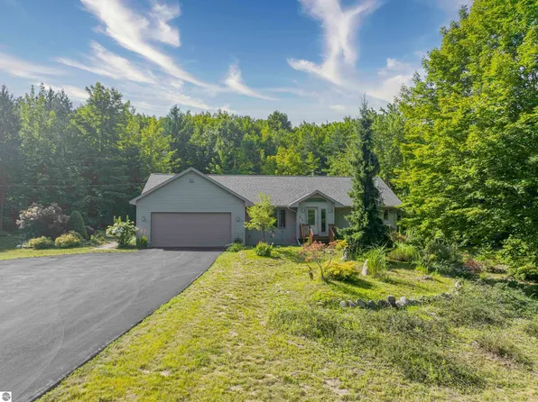 18907 Robin Ridge Rd, Interlochen, MI 49643