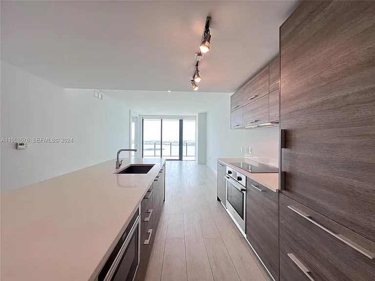 650 NE 32nd St #3305 — Photo 11
