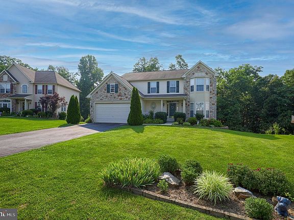 3rd image of 912 Colonial Ct