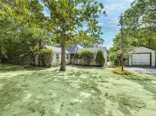 16 Lynn Ct, Hampton Bays, NY 11946