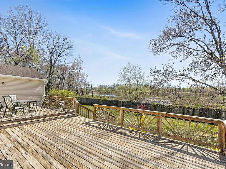2037 Dewey Dr — Photo 17