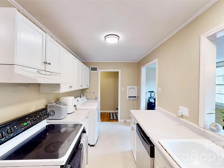 1136 E Woodlawn Rd — Photo 11