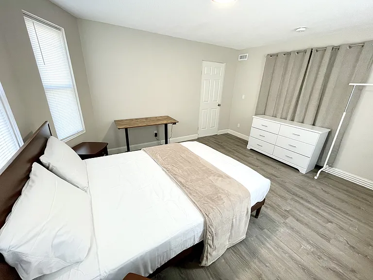 518 Pleasant St #2 — Photo 2