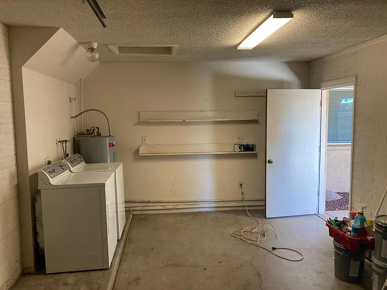 Garage with Washer/Dryer