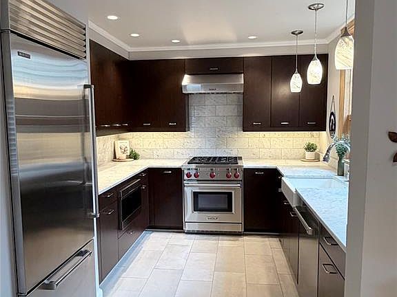 2nd image of 16 Windbrook Sq