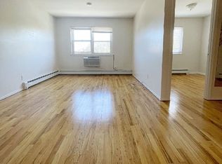 22-34 Steinway St #3F, Astoria, NY 11105