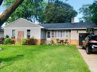 1928 Snelling Ave N, Roseville, MN 55113