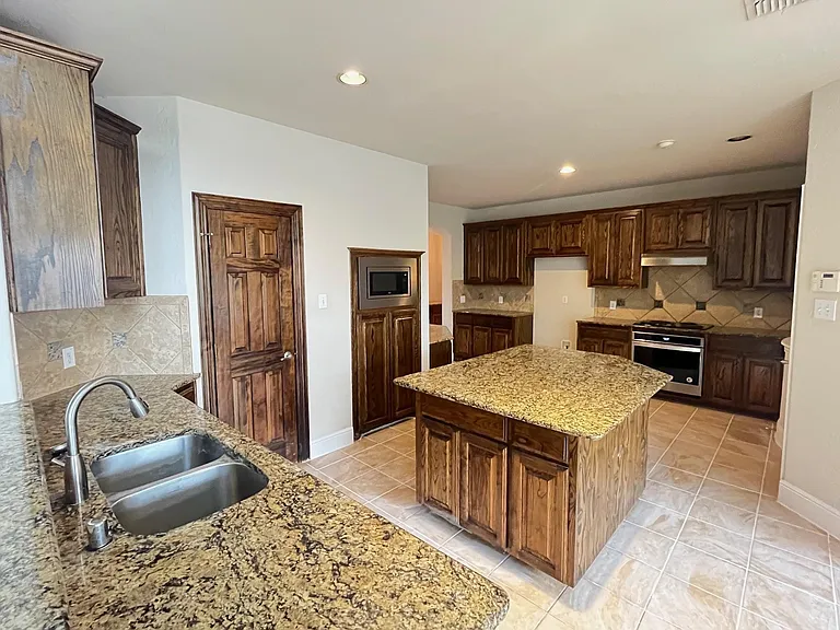 12637 Waltham Dr — Photo 8