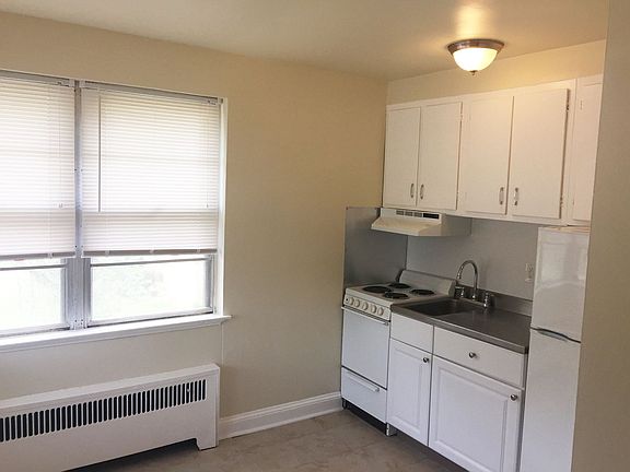 4th image of 220 N Woodlawn Ave APT 3A