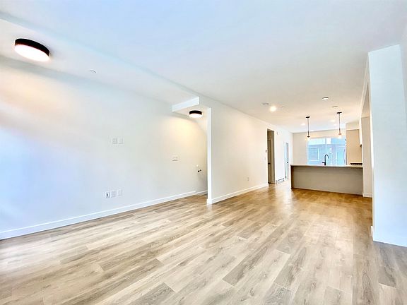 5th image of 3021 Saint George St #407
