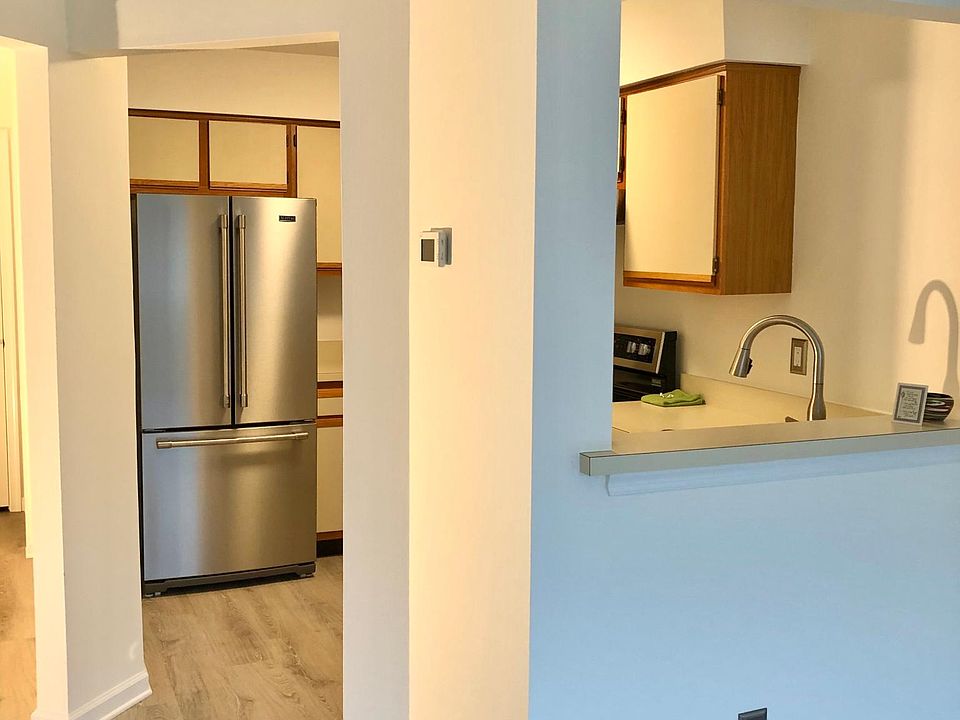 Picture of the kitchen from living room area