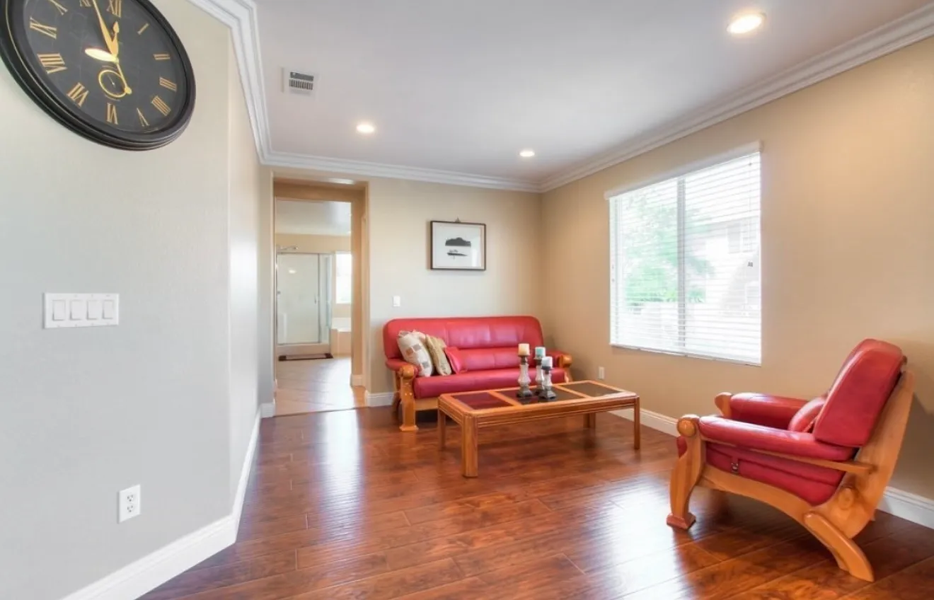 8 bed, 4699 sqft, $1,699 — Photo 2