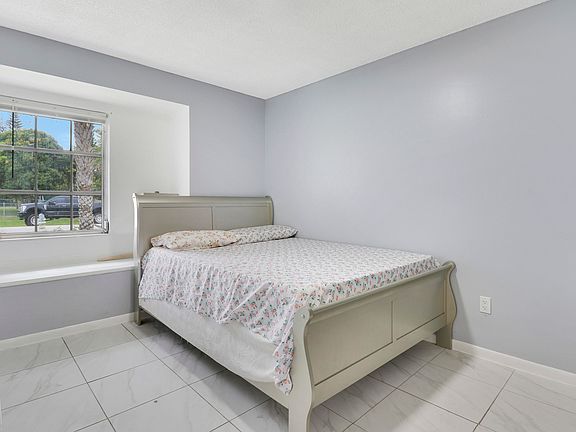 3rd image of 711 SE Floresta Drive