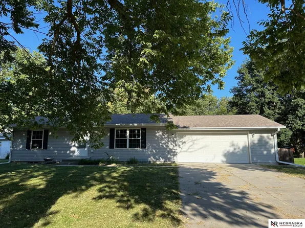 710 Maple St, Friend, NE 68359